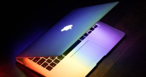 ¿Por qué todos deberíamos tapar la cámara de nuestras computadoras?