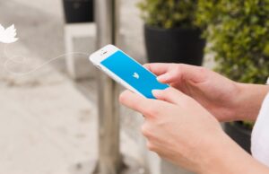 Twitter prueba la nueva opción de mensajes directos a partir tuits, lo que proporciona una forma simplificada de iniciar chats privados Twitter prueba la nueva opción de mensajes directos a partir tuits, lo que proporciona una forma simplificada de iniciar chats privados